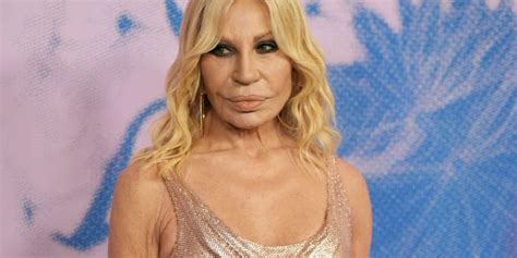 primo abito versace donatella|Donatella Versace oggi: a 69 anni, la biografia della .